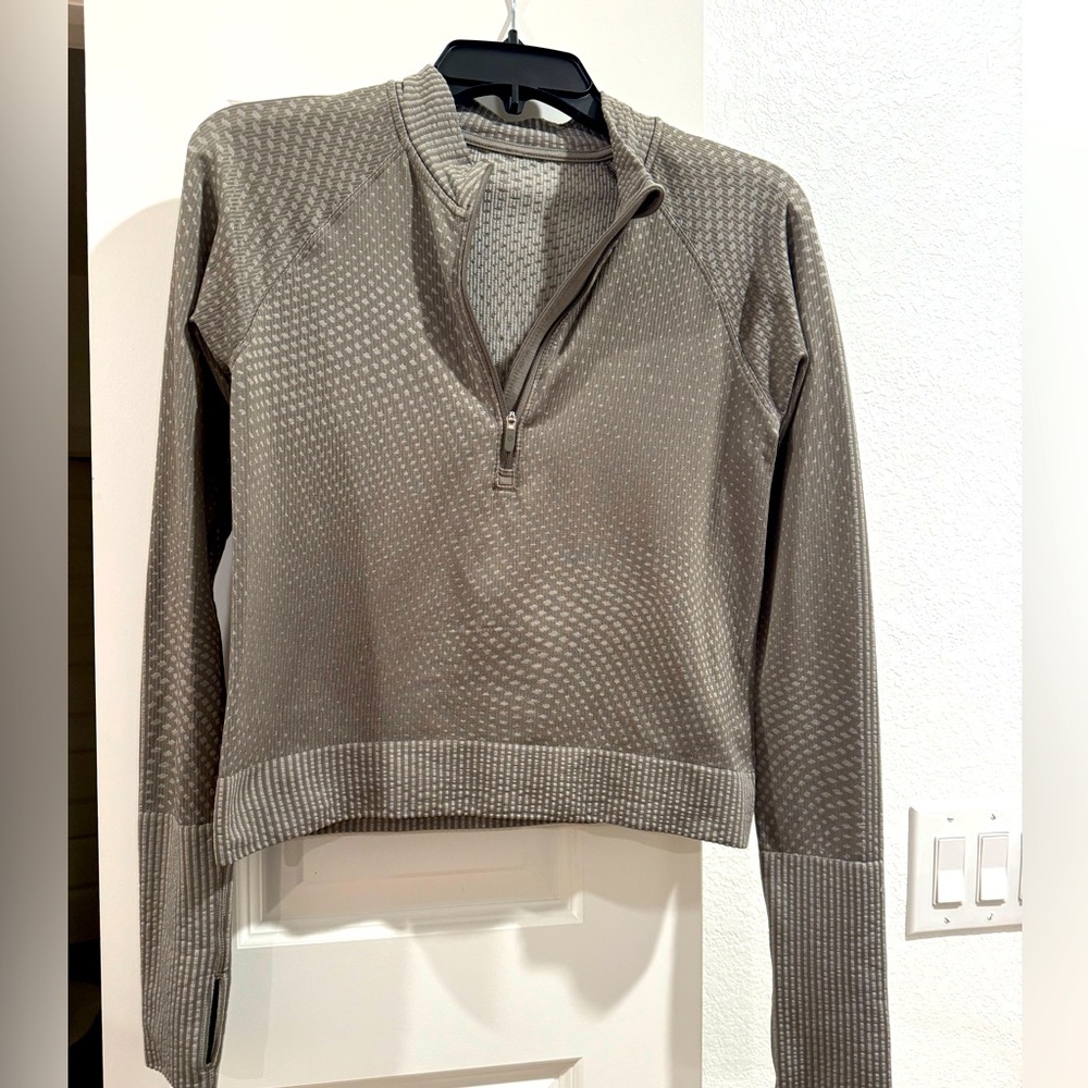 Lululemon Rest Less size 6 cropped, 1/2 zip